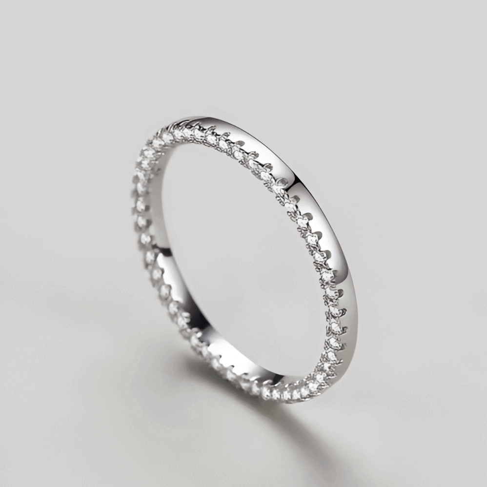 Alliance éternité en or blanc et rhodiée sertie de diamants naturels  debout.