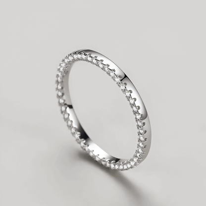 Alliance éternité en or blanc et rhodiée sertie de diamants naturels  debout.