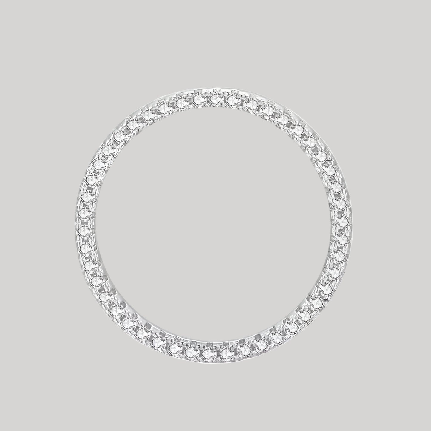 Alliance éternité en or blanc et rhodiée sertie de diamants naturels vue du dessus.