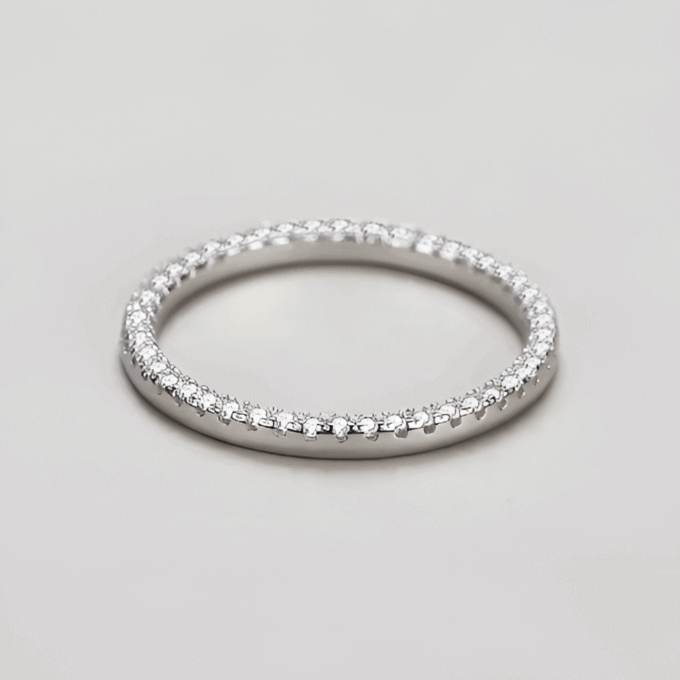 Alliance éternité en or blanc et rhodiée sertie de diamants naturels à plat.