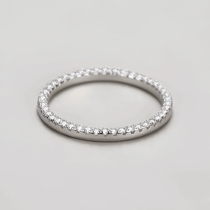 Alliance éternité en or blanc et rhodiée sertie de diamants naturels à plat.