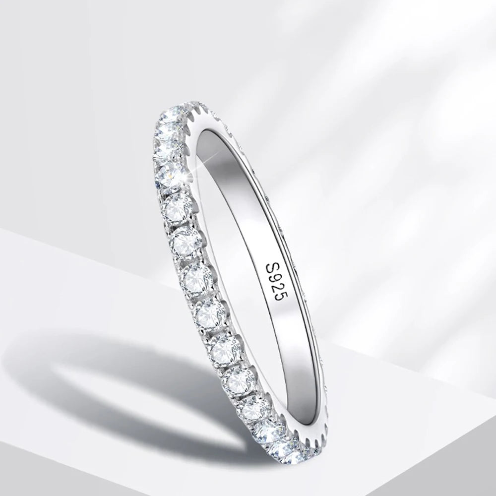 Alliance éternité épaisse 3mm Samira en argent 925 plaqué or blanc et diamants positionnée en biais.