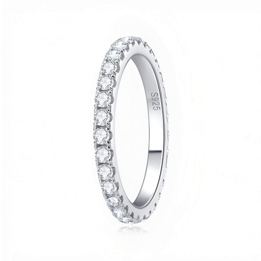 Alliance éternité épaisse 3mm Samira en argent 925 plaqué or blanc et diamants sur fond blanc.