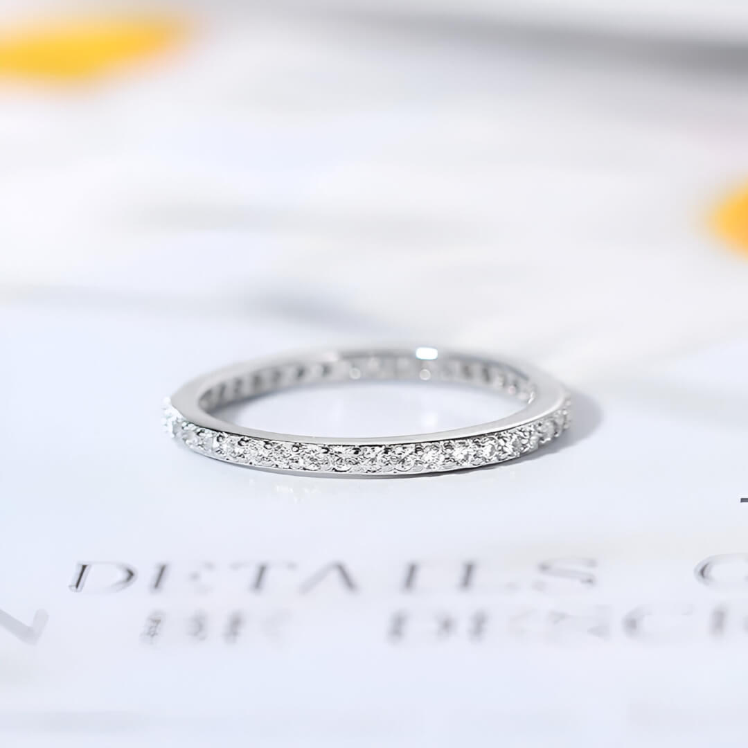 Alliance d'éternité Zyra en cuivre blanc plaqué platine et oxydes de zirconium étincelants à plat.