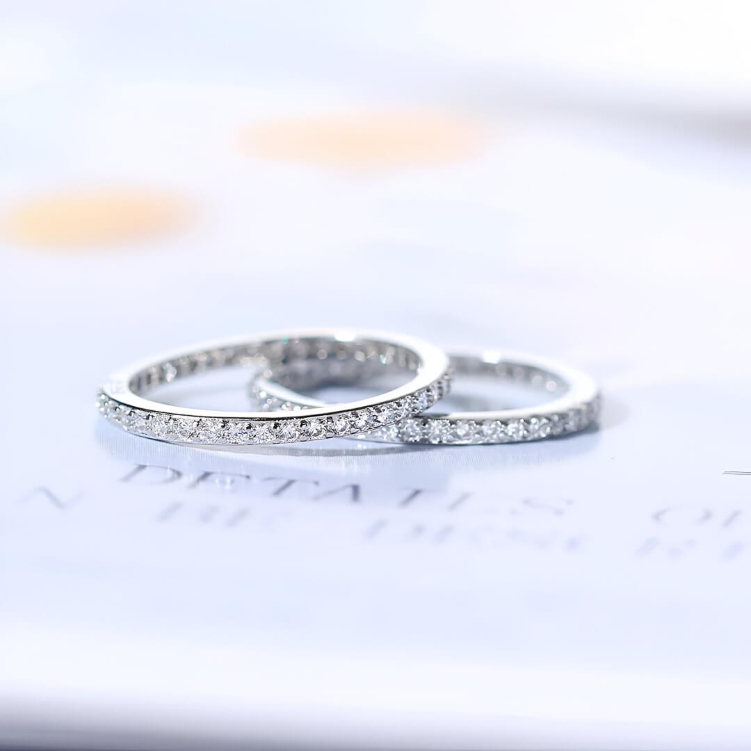 Alliances d'éternité Zyra en cuivre blanc plaqué platine et oxydes de zirconium brillants superposées.