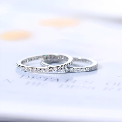 Alliances d'éternité Zyra en cuivre blanc plaqué platine et oxydes de zirconium brillants superposées.