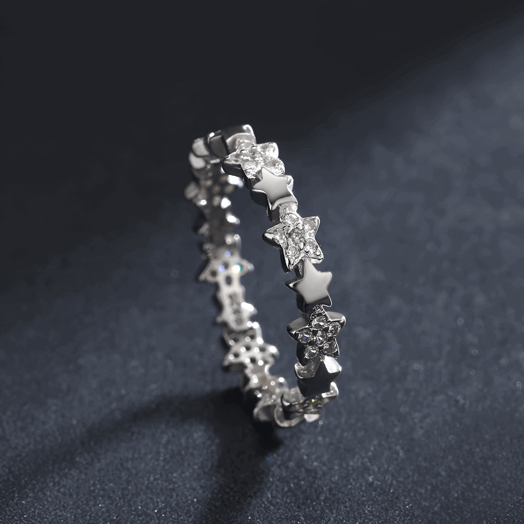 Alliance étoile en argent rhodié et or blanc sertie de diamants naturels debout.