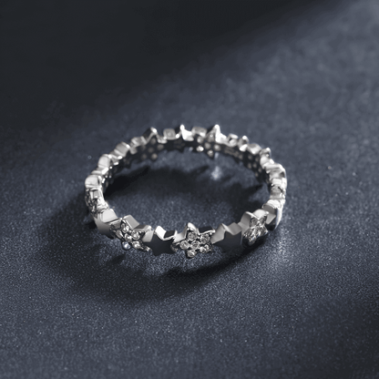 Alliance étoile en argent rhodié et or blanc sertie de diamants naturels vue de face.