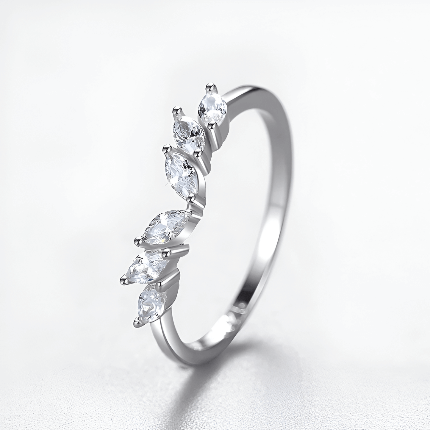Alliance éventail Calantha en argent sterling 925 plaqué platine et diamants debout.