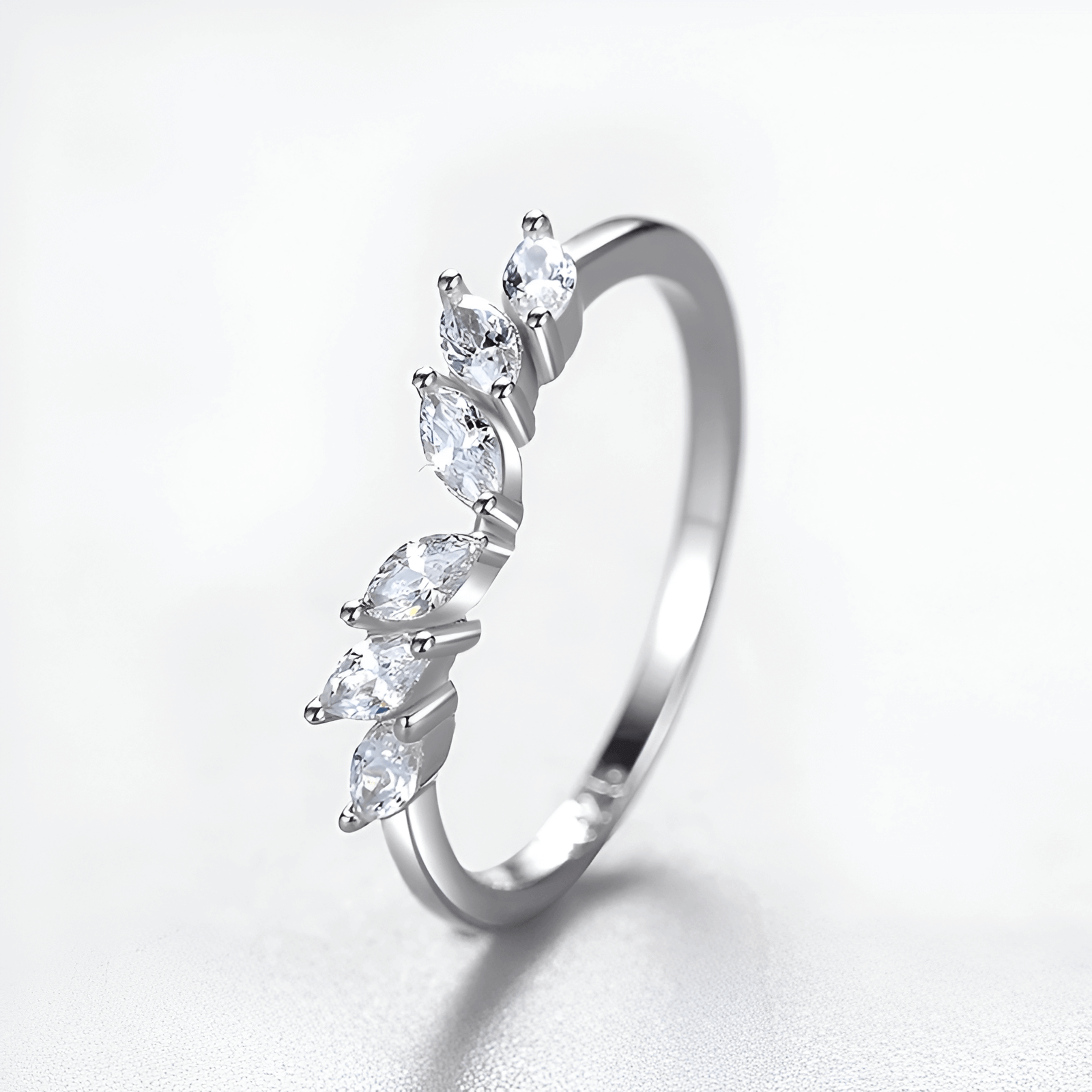 Alliance éventail Calantha en argent sterling 925 plaqué platine et diamants debout.