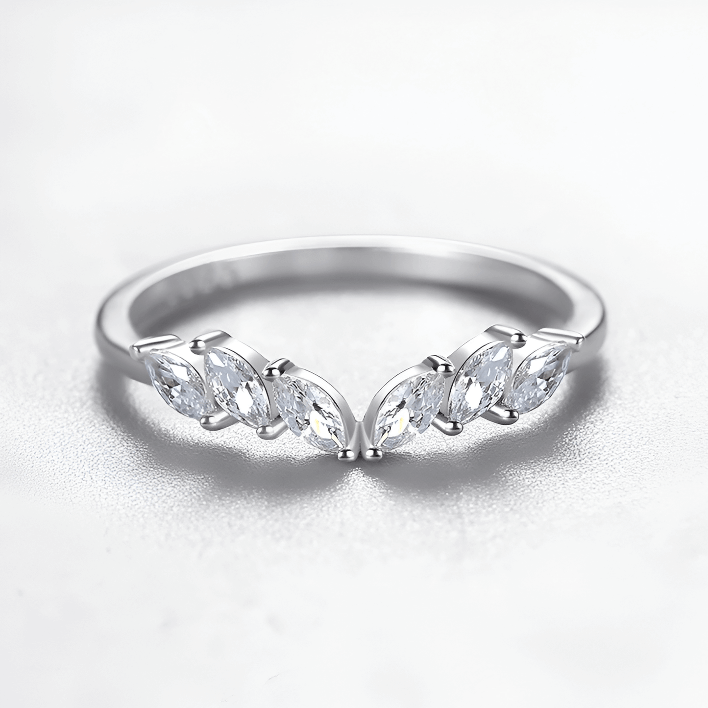Alliance éventail Calantha en argent 925 plaqué platine et diamants étincelants vue de face.