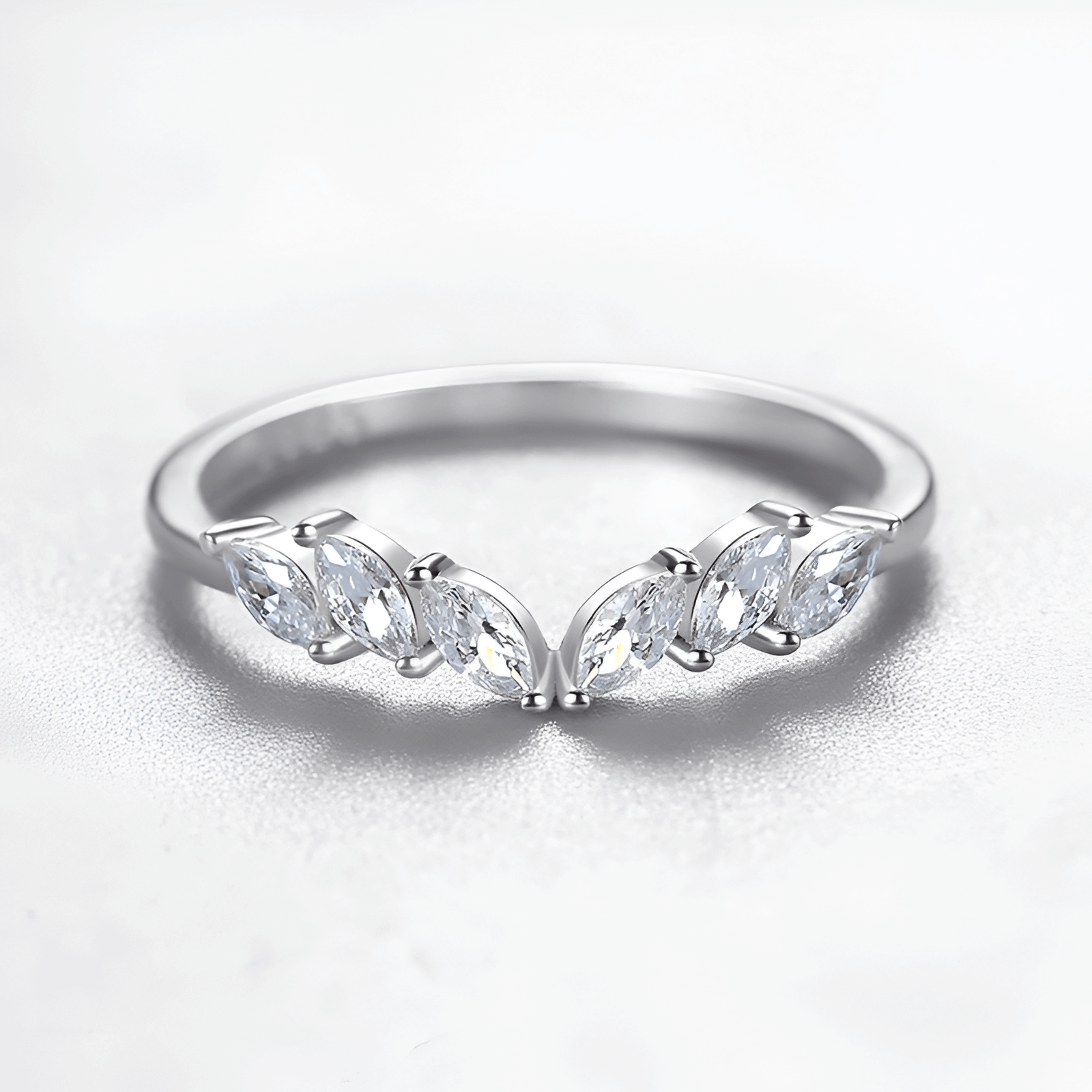 Alliance éventail Calantha en argent 925 plaqué platine et diamants étincelants vue de face.