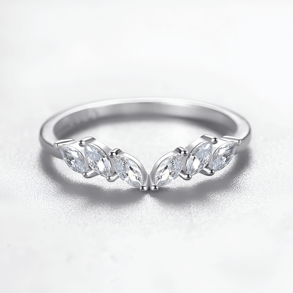 Alliance éventail Calantha en argent 925 plaqué platine et diamants étincelants vue de face.