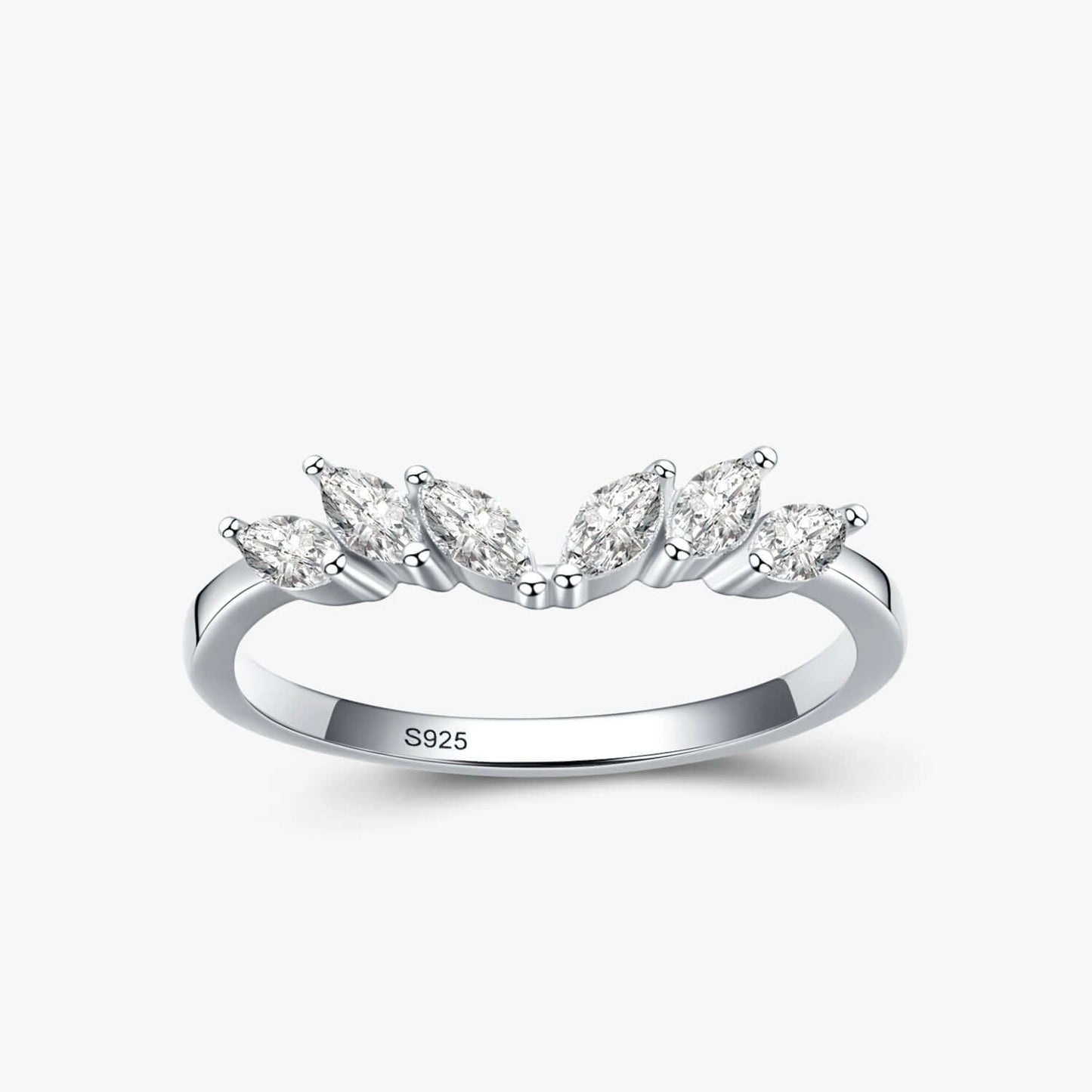 Alliance éventail Calantha en argent 925 plaqué platine et diamants sur fond blanc.