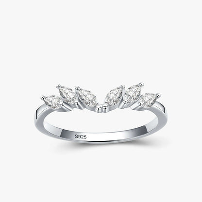 Alliance éventail Calantha en argent 925 plaqué platine et diamants sur fond blanc.