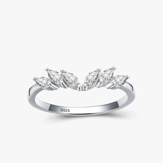 Alliance éventail Calantha en argent 925 plaqué platine et diamants sur fond blanc.