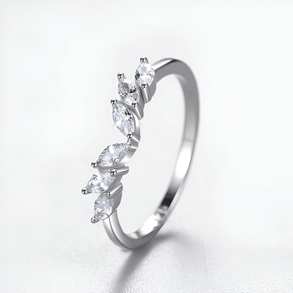 Alliance éventail en or blanc et diamants naturels debout.