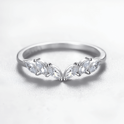 Alliance éventail en or blanc et diamants naturels vue de face.