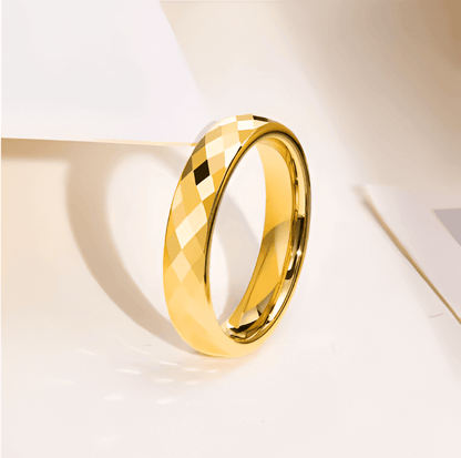 Alliance facettée de 4mm en tungstène et or jaune debout.