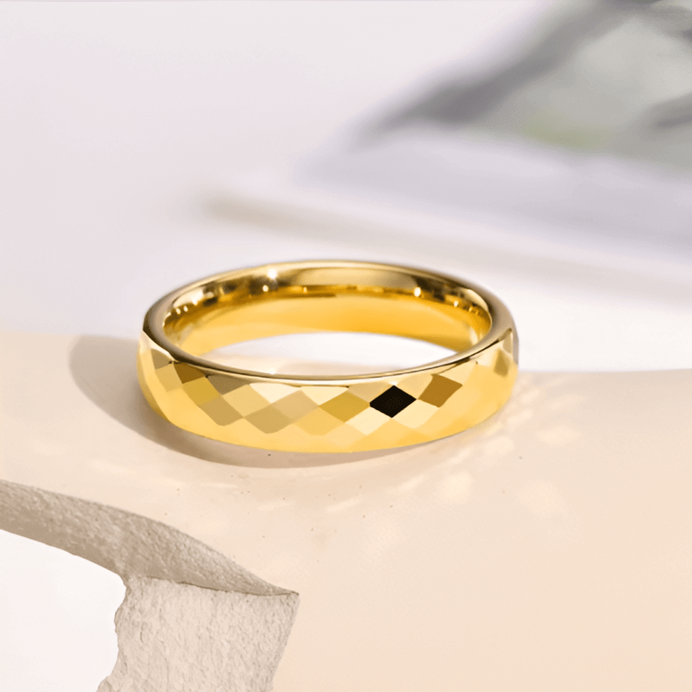 Alliance facettée de 4mm en tungstène et or jaune à plat.