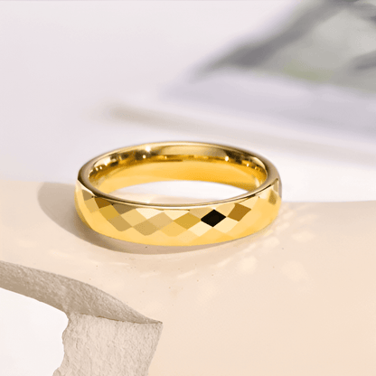 Alliance facettée de 4mm en tungstène et or jaune à plat.