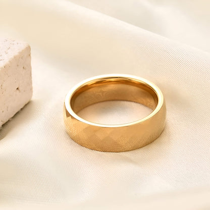 Alliance facettée de 6mm en tungstène et or jaune à plat.