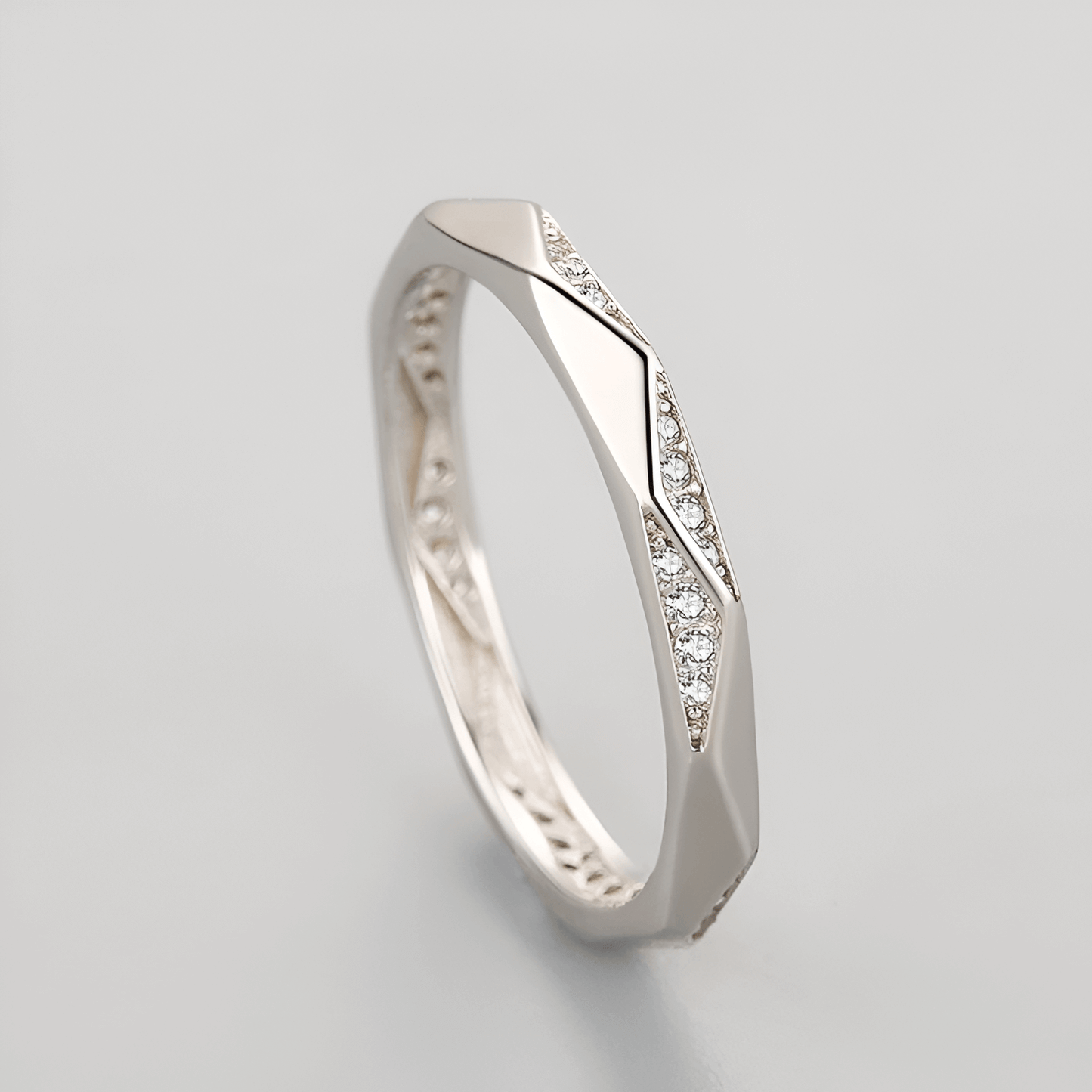 Alliance facettée Roxanne en argent 925 plaqué or blanc délicat et diamants debout.