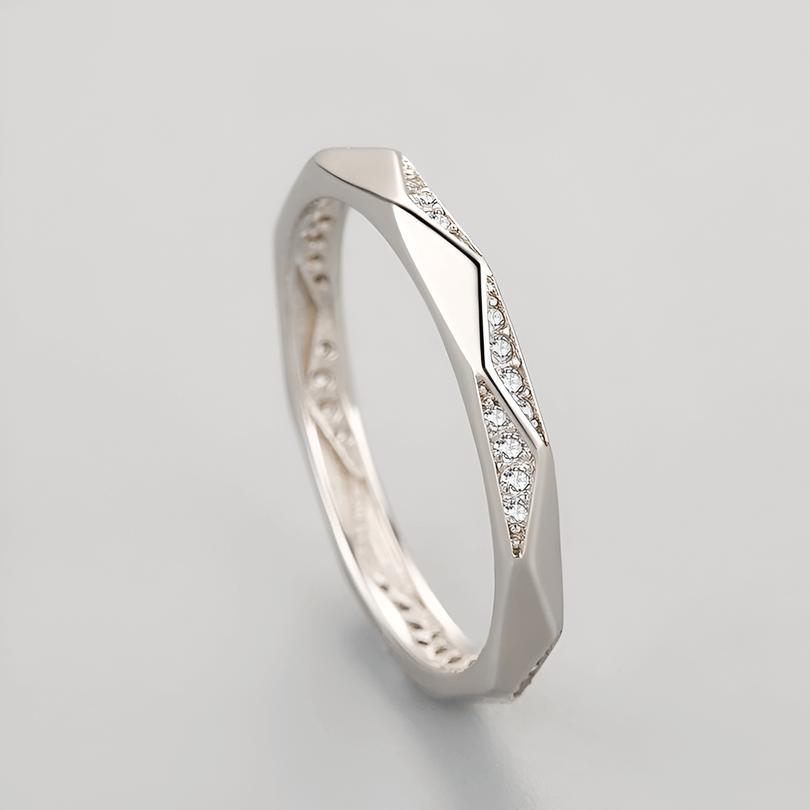 Alliance facettée Roxanne en argent 925 plaqué or blanc délicat et diamants debout.