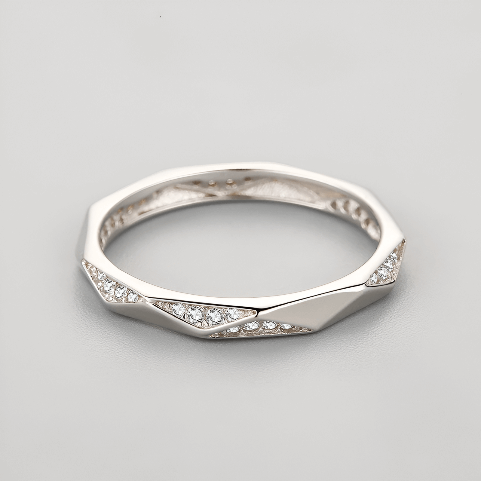 Alliance facettée Roxanne en argent 925 plaqué or blanc et diamants éclatants à plat.