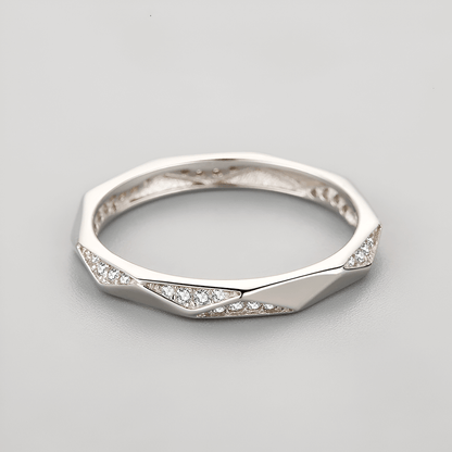 Alliance facettée Roxanne en argent 925 plaqué or blanc et diamants éclatants à plat.