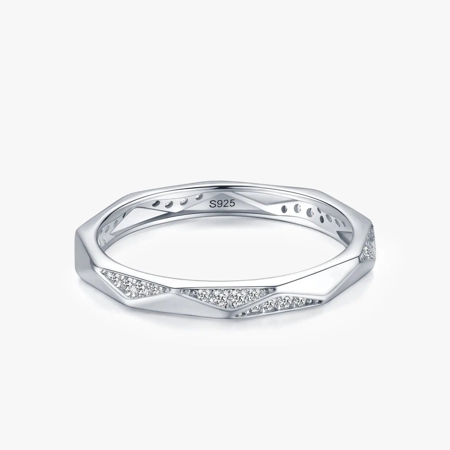Alliance facettée Roxanne en argent 925 plaqué or blanc et diamants sur fond blanc.