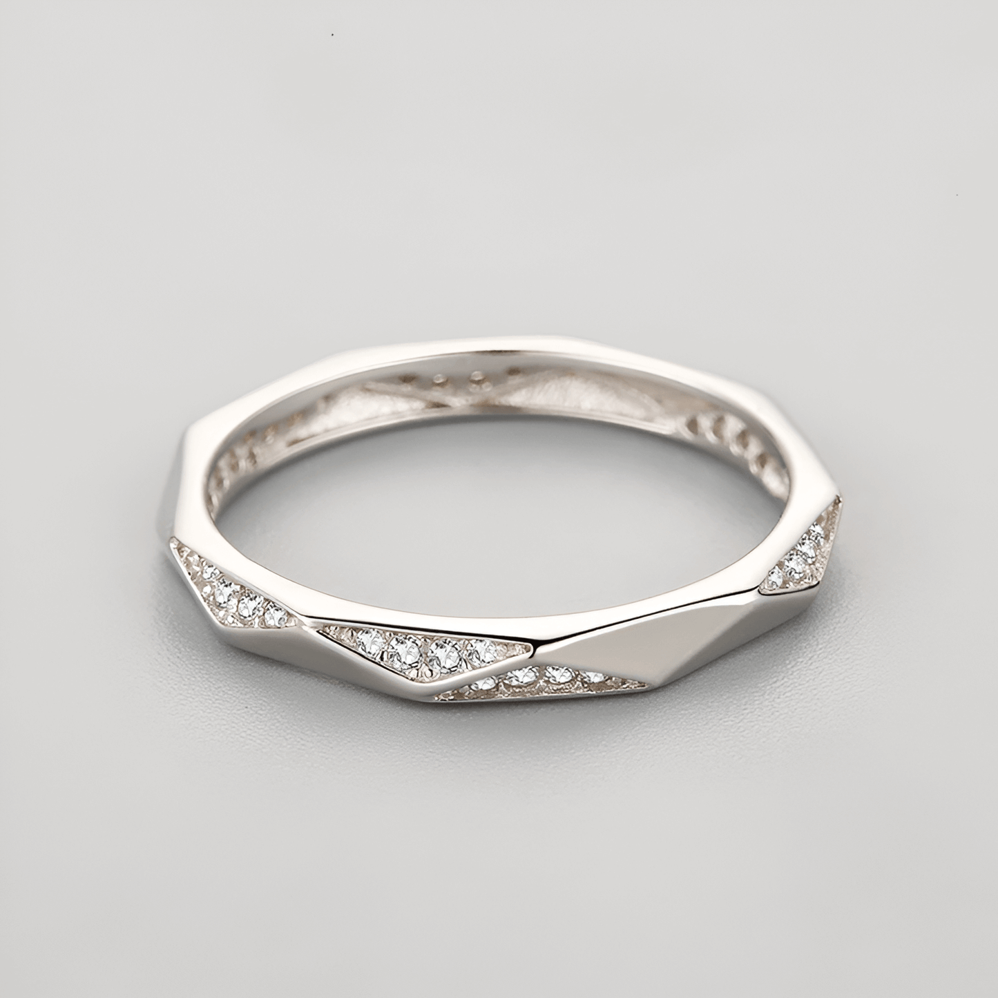 Alliance facettée en or blanc et diamants naturels vue de face.