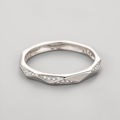 Alliance facettée en or blanc et diamants naturels vue de face.