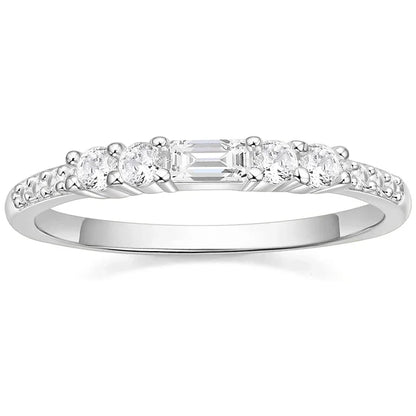 Alliance Montée Cristaux en argent pour femme de face sur fond blanc. Bague en or blanc et diamant zirconium 