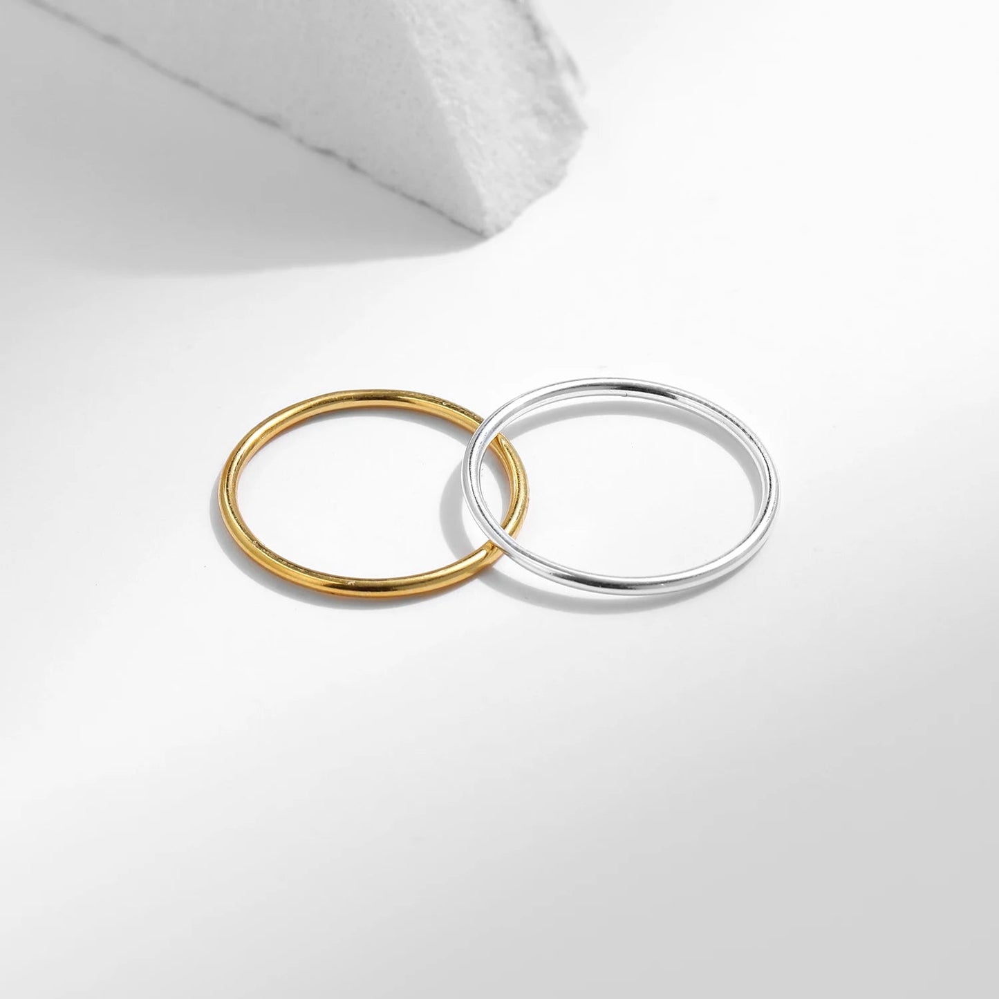 Variantes de l'alliance fine classique Lyandra en argent 925 plaqué or blanc ou plaqué or jaune à plat.