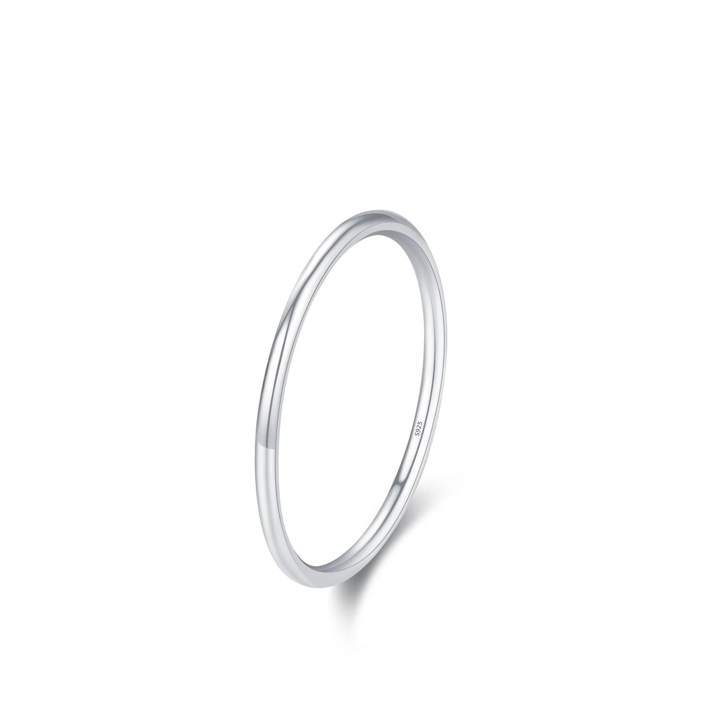 Alliance fine classique Lyandra en argent 925 plaqué or blanc sur fond blanc.