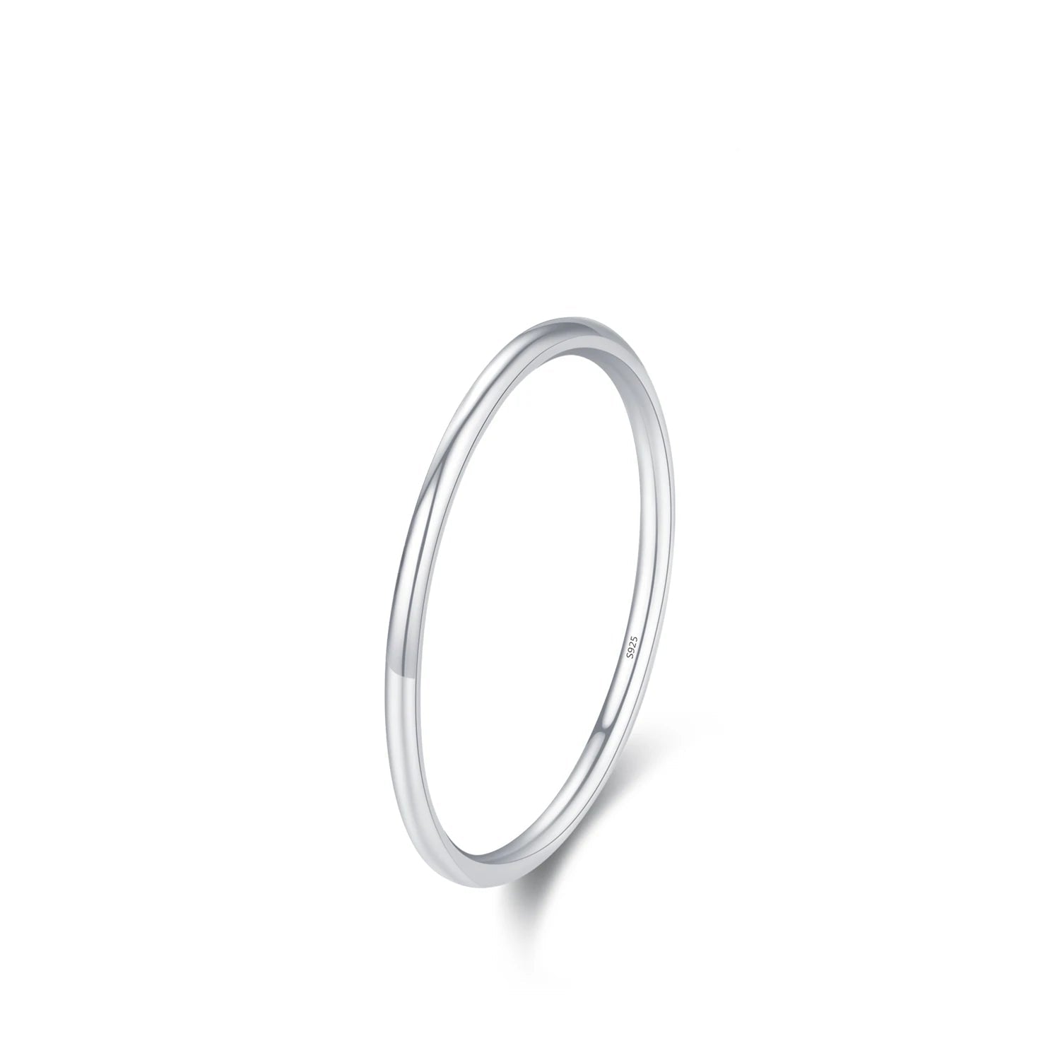 Alliance fine classique Lyandra en argent 925 plaqué or blanc sur fond blanc.