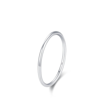 Alliance fine classique Lyandra en argent 925 plaqué or blanc sur fond blanc.