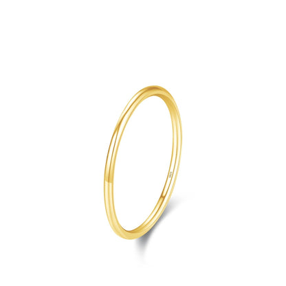 Alliance fine classique Lyandra en argent 925 plaqué or jaune sur fond blanc.