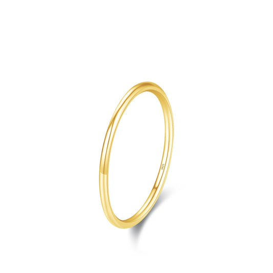 Alliance fine classique Lyandra en argent 925 plaqué or jaune sur fond blanc.