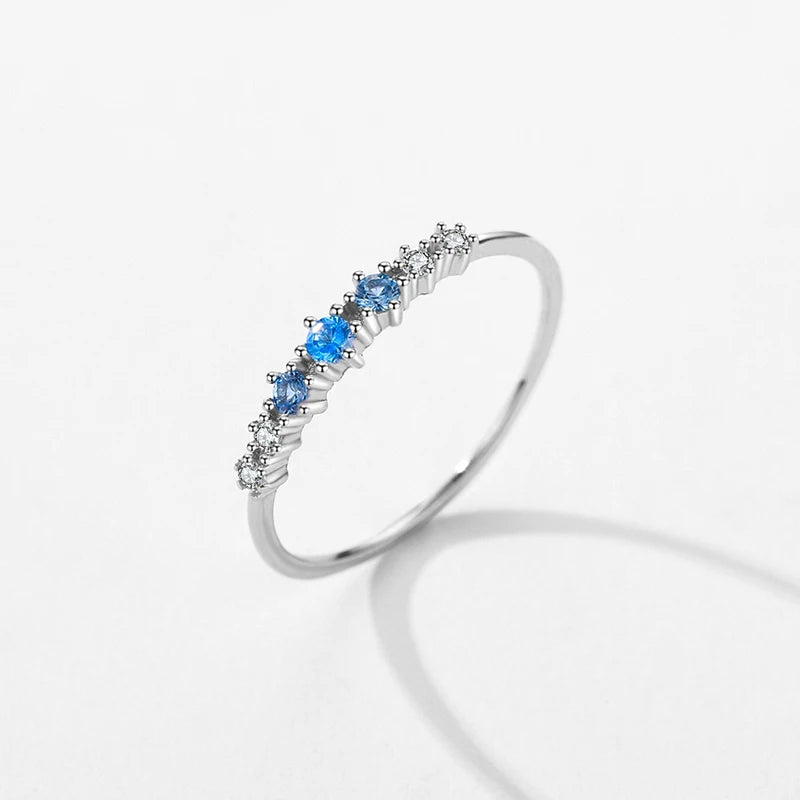 Alliance fine diamant bleu Perlina en argent 925 plaqué or blanc délicat debout vue de côté.