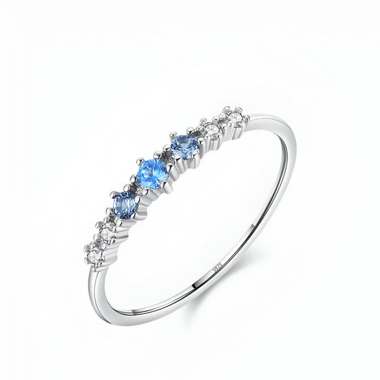 Alliance fine diamant bleu Perlina en argent 925 plaqué or blanc sur fond blanc.