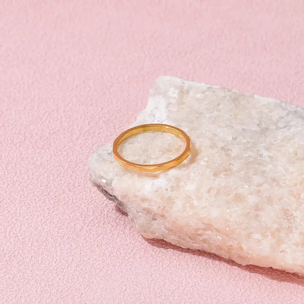 Alliance fine facettée en acier doré à plat.