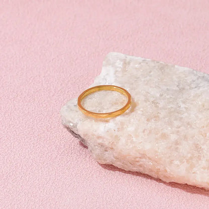 Alliance fine facettée en acier doré à plat.