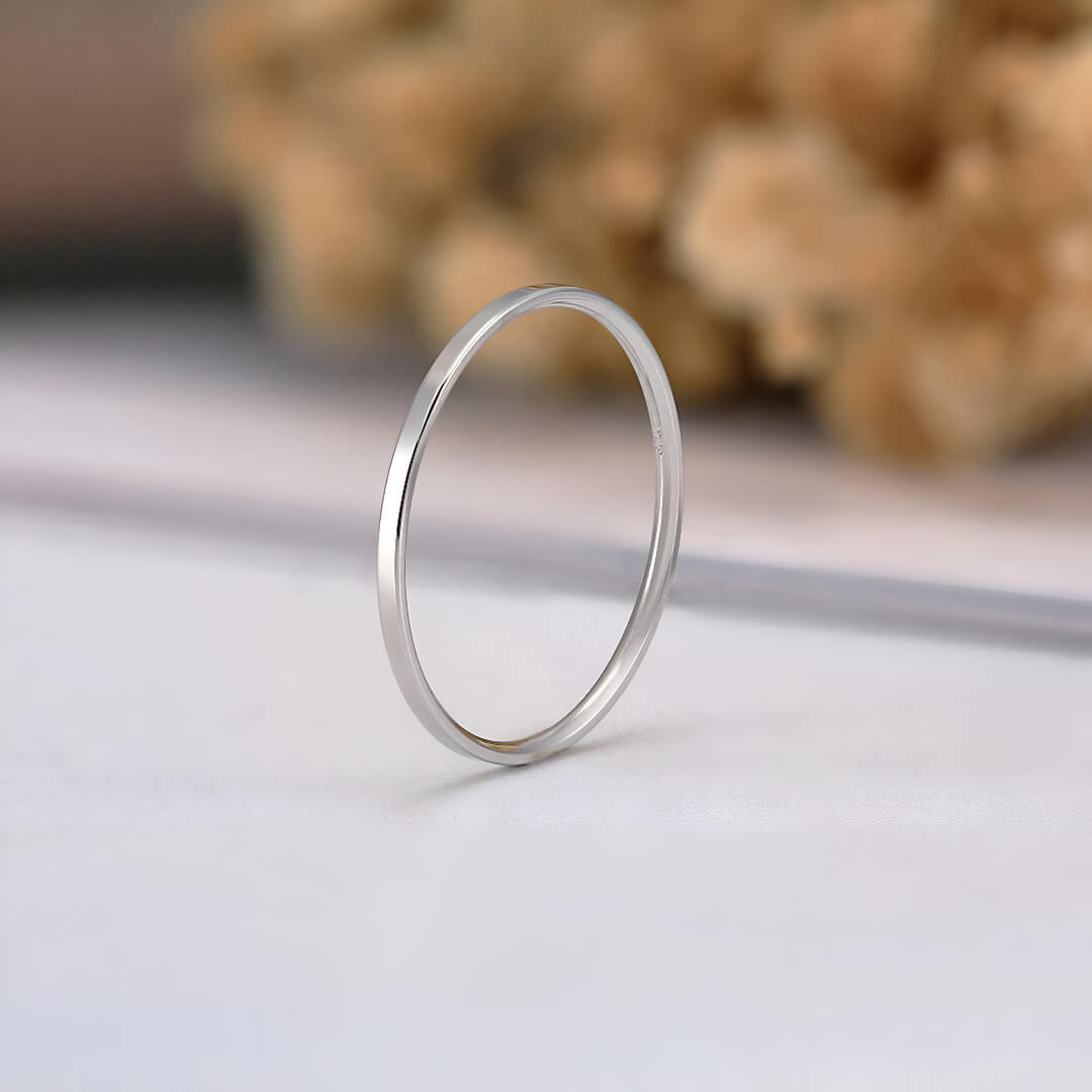 Alliance fine minimaliste 1mm en argent 925 plaqué or blanc debout.