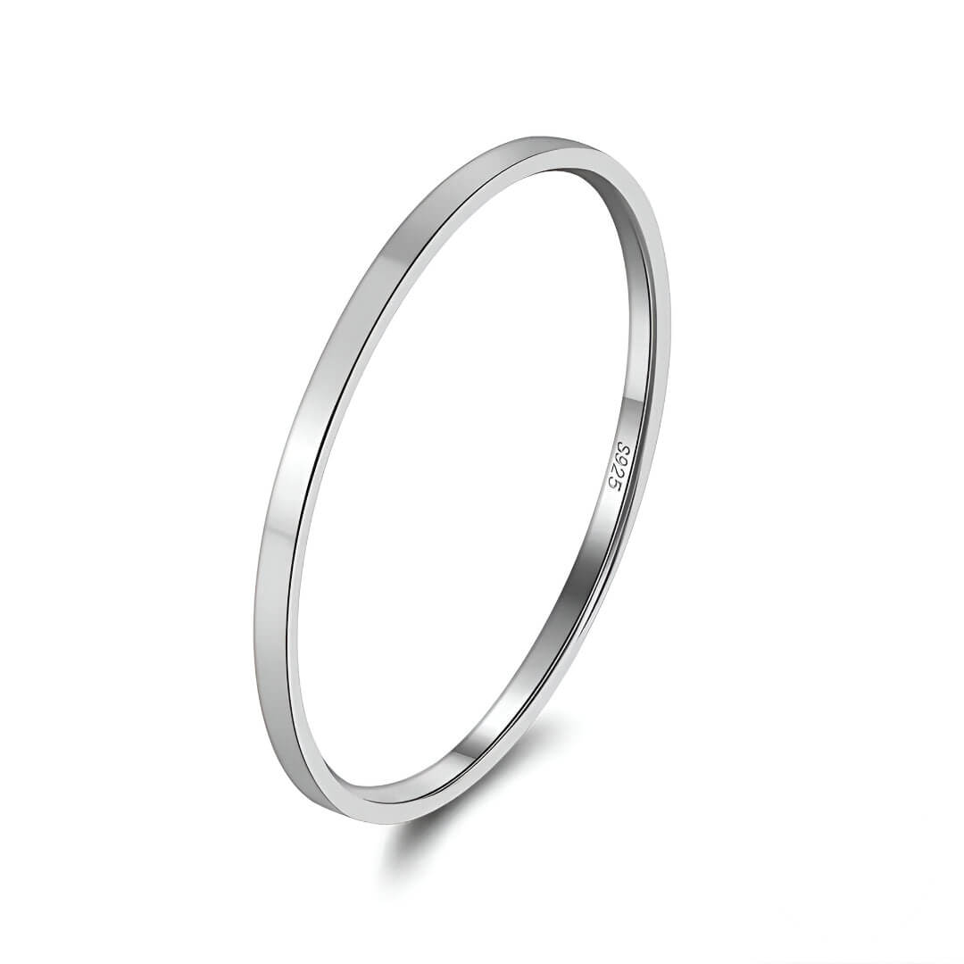 Alliance fine minimaliste 1mm en argent 925 plaqué or blanc sur fond blanc.