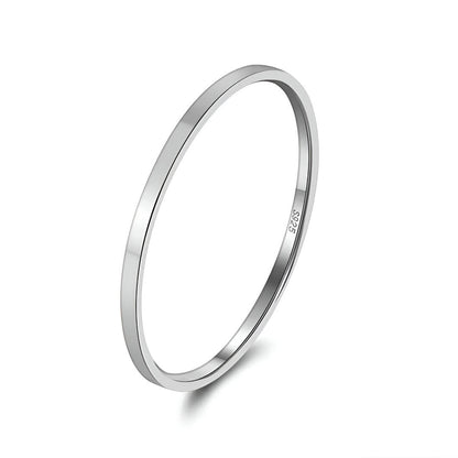 Alliance fine minimaliste 1mm en argent 925 plaqué or blanc sur fond blanc.