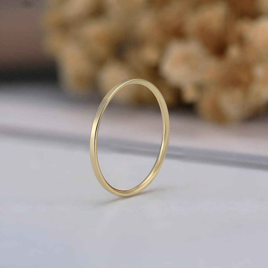Alliance fine minimaliste 1mm en argent 925 plaqué or jaune debout.