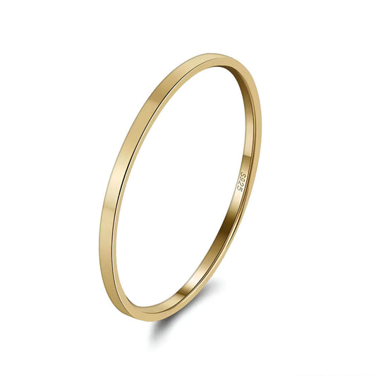 Alliance fine minimaliste 1mm en argent 925 plaqué or jaune sur fond blanc.