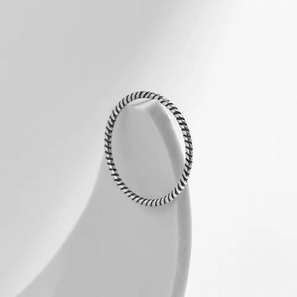 Alliance fine torsadée en argent sterling 925 rhodié posée.